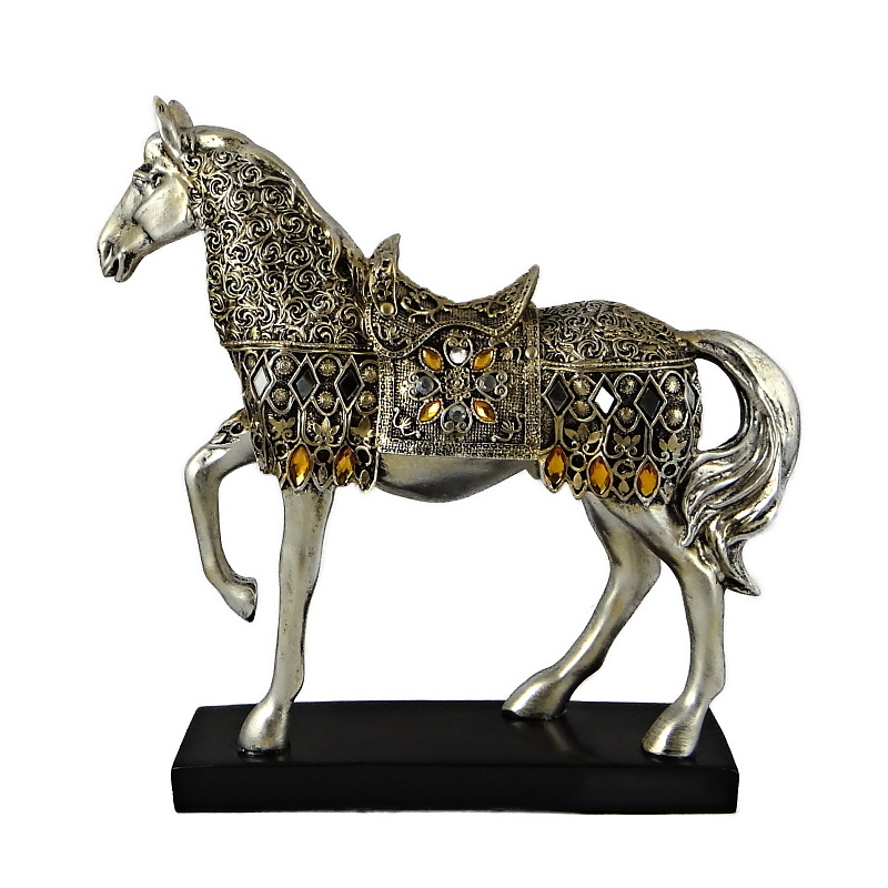 Stříbrně zlatý kůň na podstavci s orientálním sedlem, délka 26 cm, polyresin